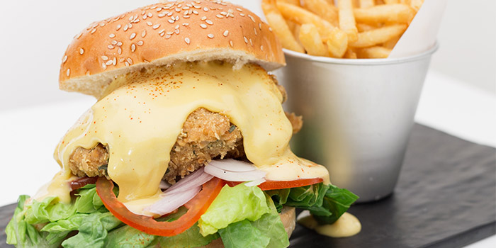 The_Quarters_Salted_Egg_Chicken_Burger_jpg_1484539187