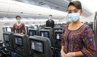 Singapore-Airlines cabin crew with masks