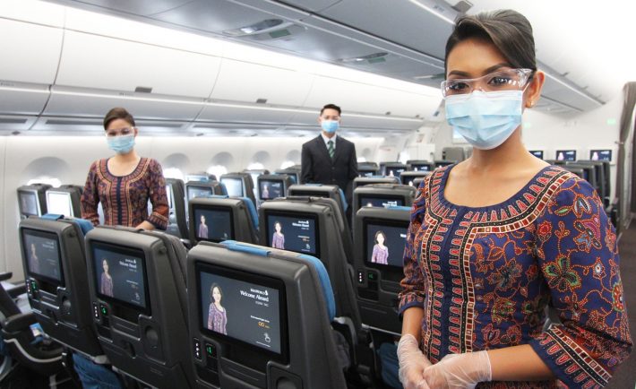 Singapore-Airlines cabin crew with masks