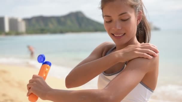 woman applying sunscreen