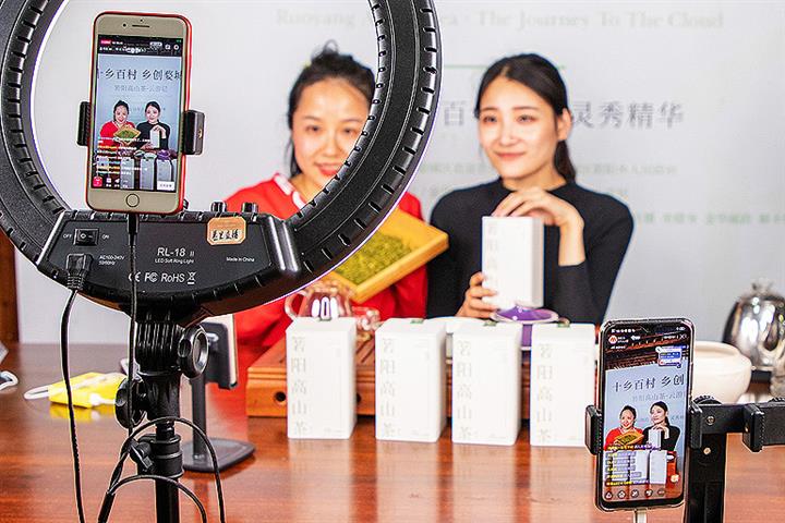 live streaming hosts using Taobao Live