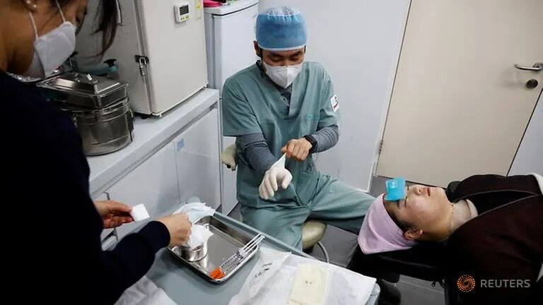 shin-sang-ho-director-of-krismas-plastic-surgery-prepares-to-conduct-botox-injection