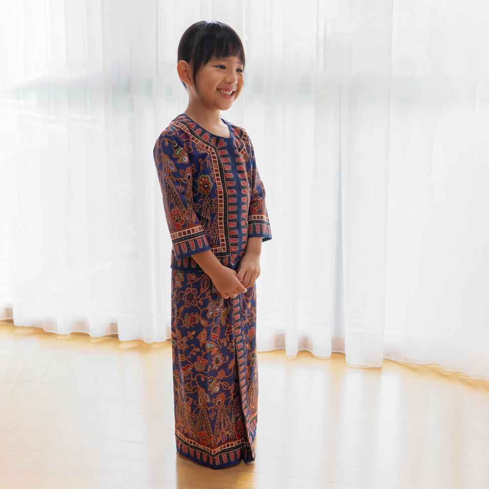 KrisShop selling Singapore Airlines s junior sarong kebaya KrisShop selling Singapore Airlines s junior sarong kebaya