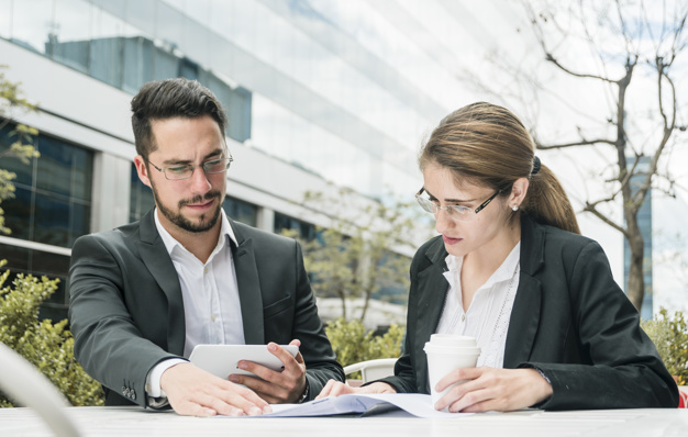 young-businessman-and-businesswoman-sitting-outdoors