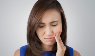 woman-with-tooth-pain