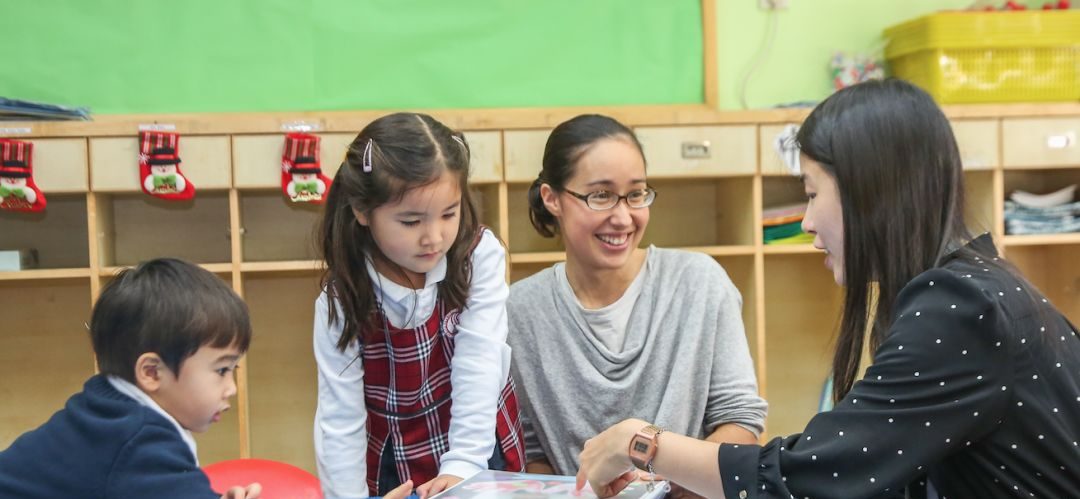 a parent conversing with her children's teacher