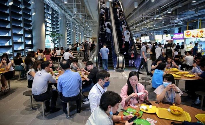 lunchtime office crowd in Singapore