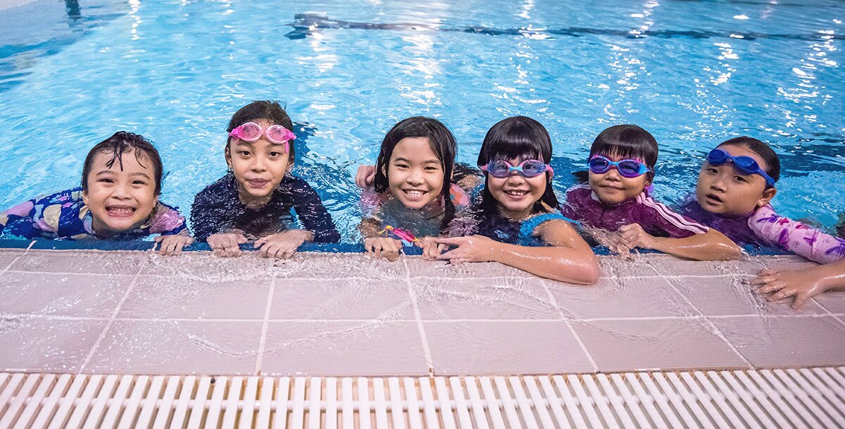 kids learning swimming together