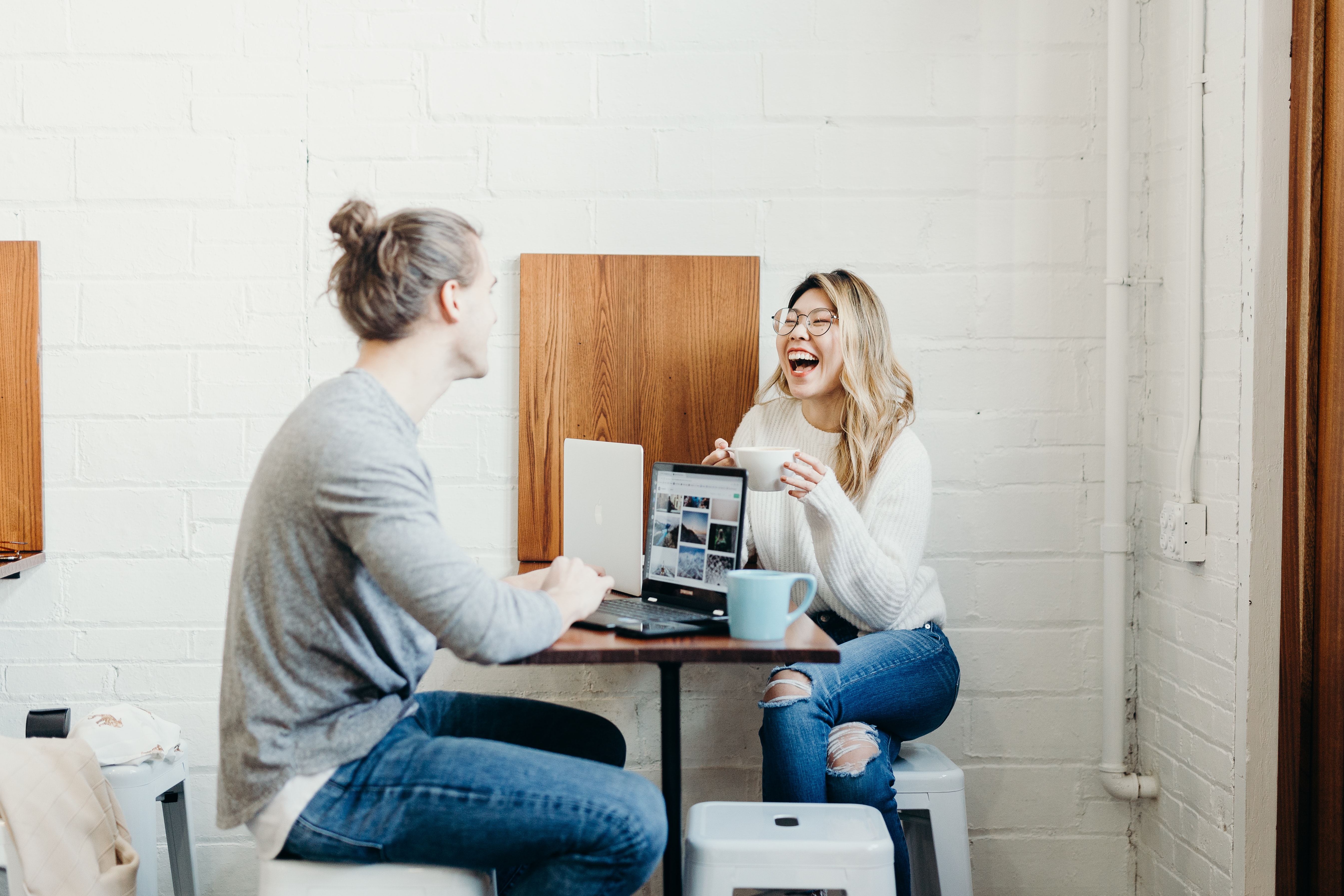 couple chatting in a cafe