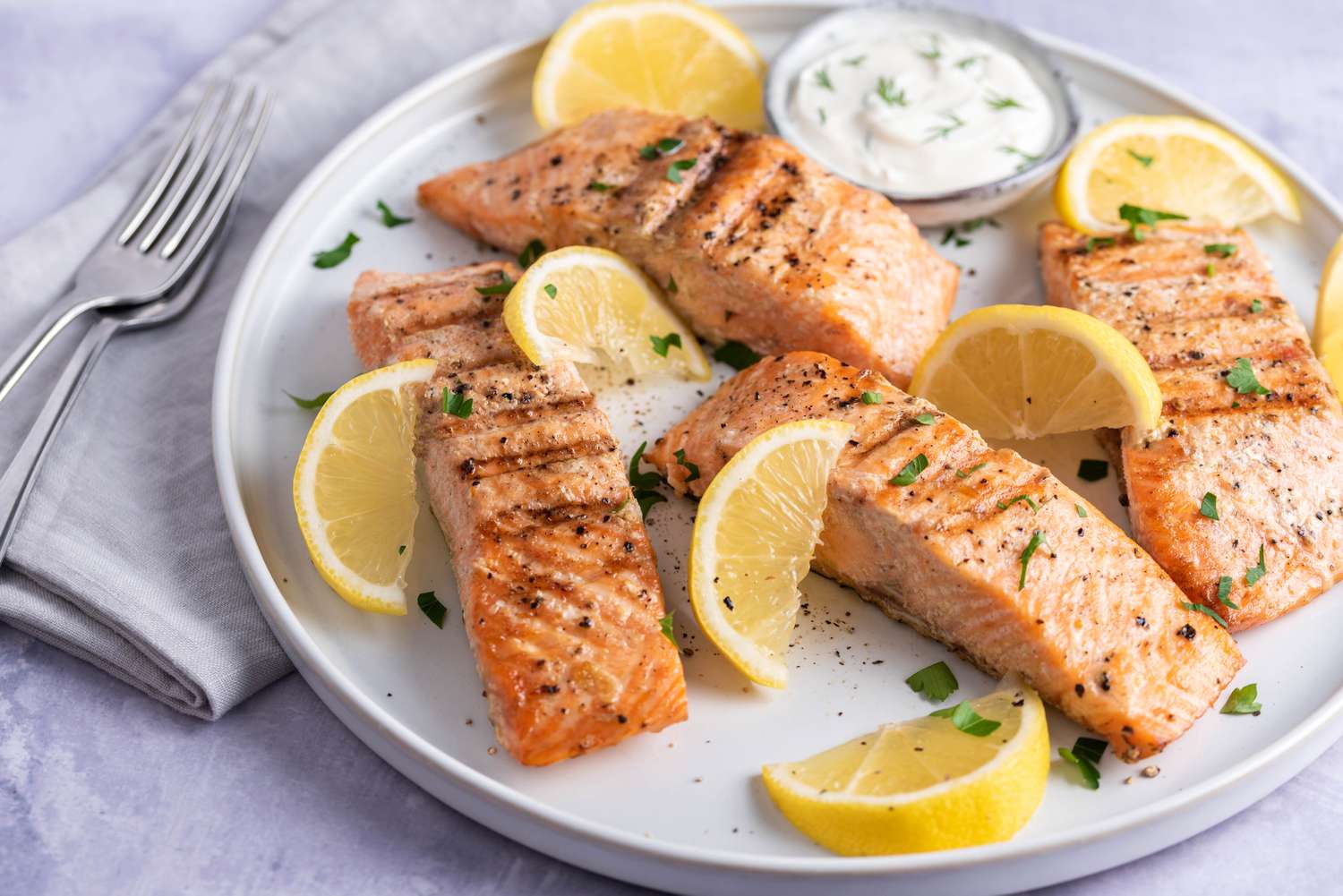 grilled salmon with lemon