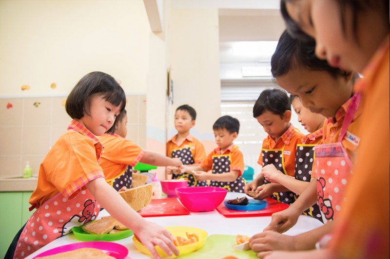 kids cooking in school