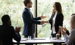 woman receives a praise in the office