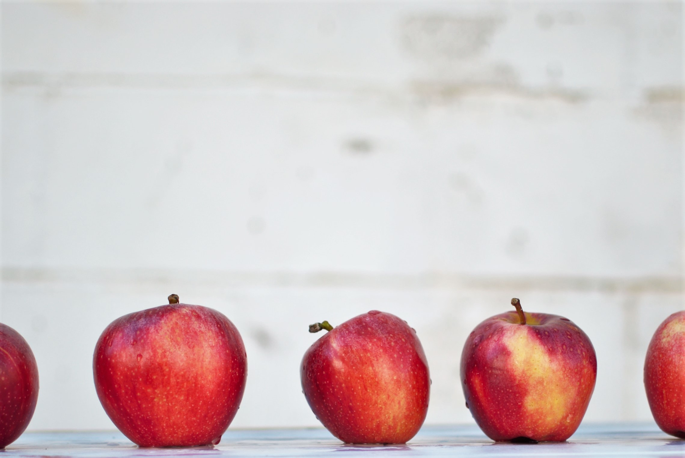 apples of different shapes and sizes