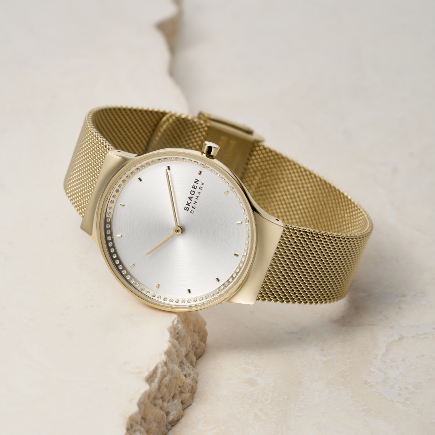 A watch on a white surface Description automatically generated with low confidence