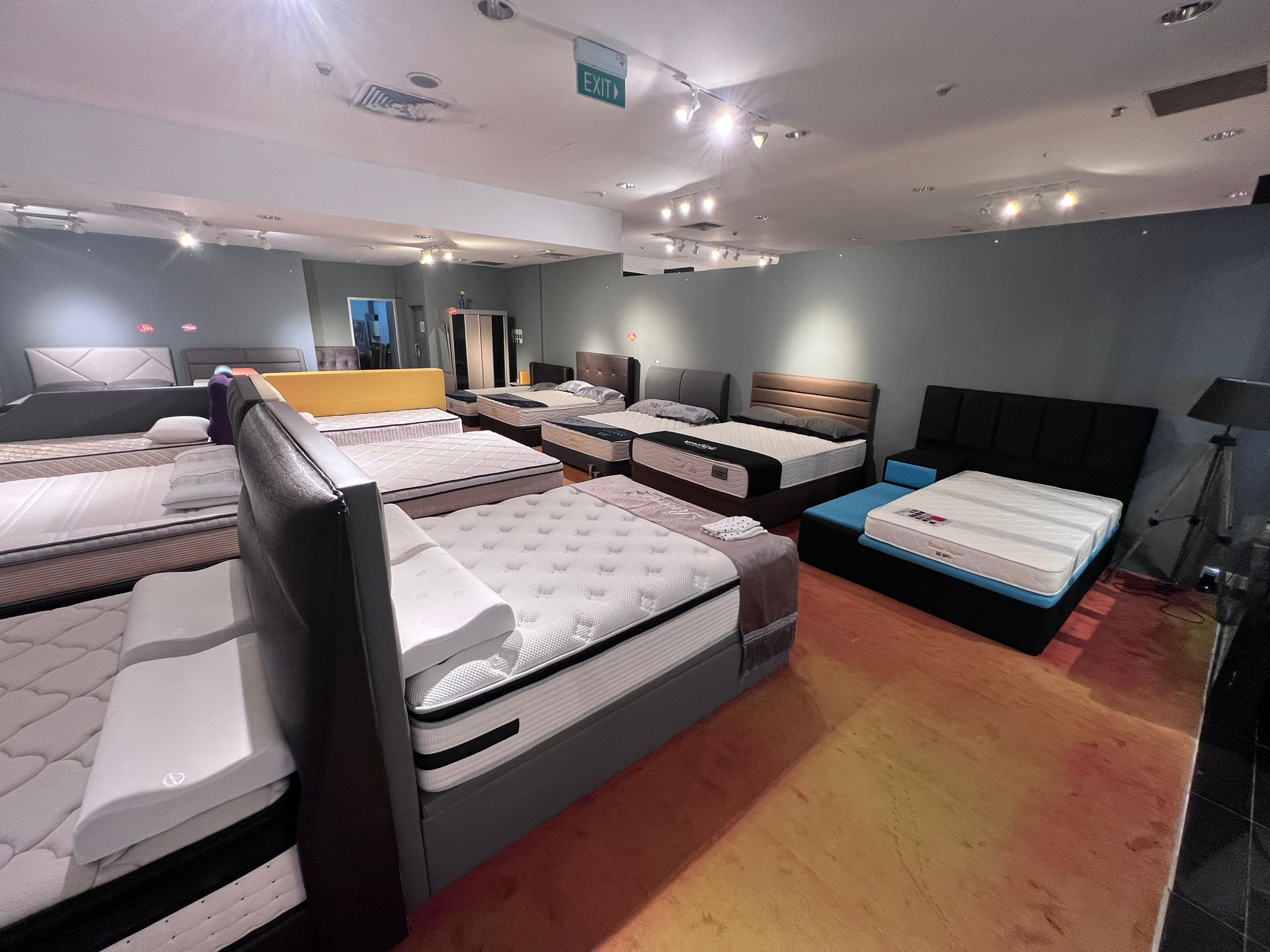 Lobang: Late-night shopping extravaganza at Toa Payoh's store has discounts of up to 85% on sofas, mattresses, bed frames and wardrobes on Sept 23! - 5