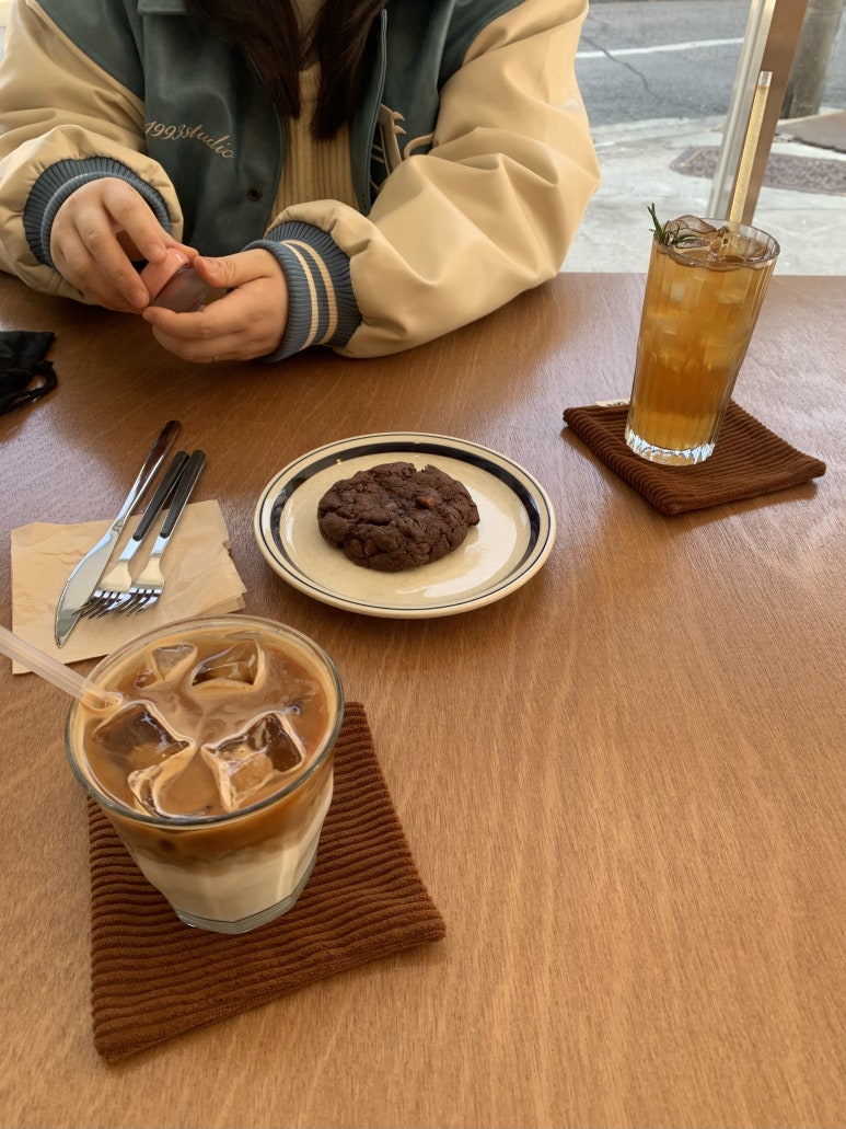 cafe drinks and cookie