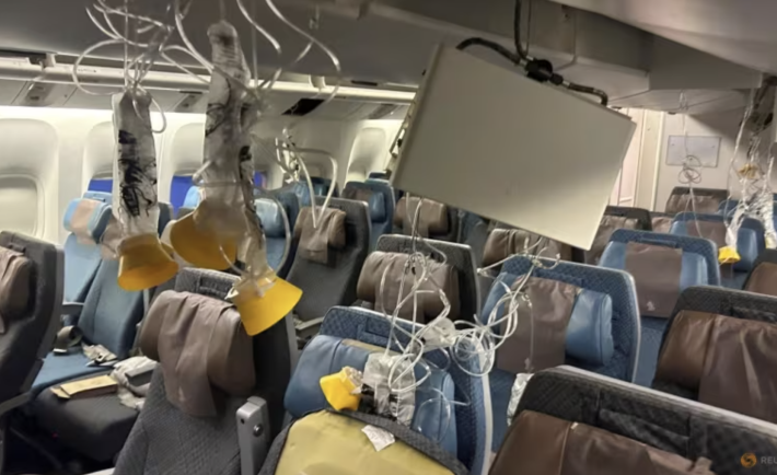 interior of Singapore Airlines flight SQ321