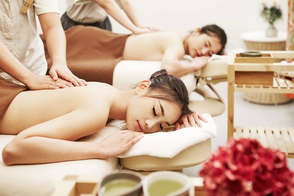 Massage 6. Вьетнамский массаж. Массаж Дубай. China massage. Арома Ойл массаж женщине.